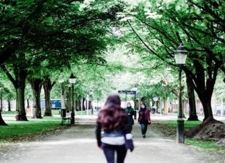 5 Thoughts Every College Student Has On The Walk To Class