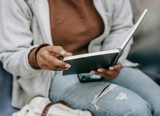 5 Reasons You Need to Put Down Your Phone And Start Reading
