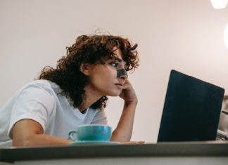 This One Word Is Damaging Women’s Credibility In The Workplace