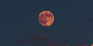 6 Deep Thoughts You Have When You Stop And Stare At The Moon