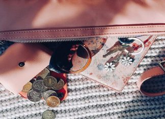 10 Things You Need In Your Purse At All Times