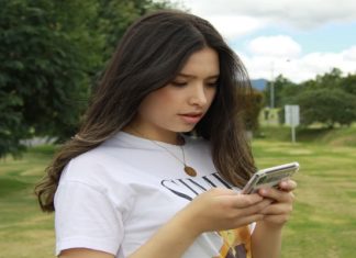 Sexting 101: Master The Art Of Sexting With These 4 Tips