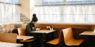 How Cell Phones Are Completely Ruining Our Dating Lives