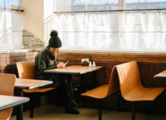 How Cell Phones Are Completely Ruining Our Dating Lives