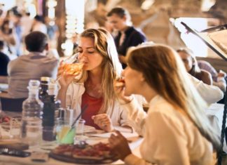 How To Dine Out While Still Maintaining Your Beach Bod