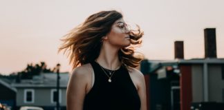 5 Accessories Everyone Should Have in Their Wardrobe