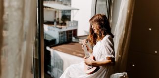 4 Reasons To Date The Girl Who’s Used To Being Alone girl in window