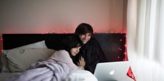 5 Reasons Our Generation Is Choosing Streaming Services Over Cable couple tv