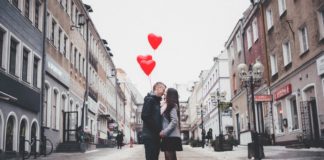 couple-apologize