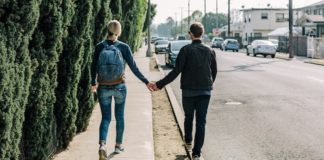 15 Subtle Ways Women Can Make The First Move