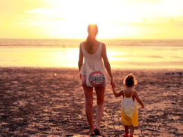 mom-daughters-beach