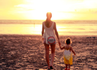 mom-daughters-beach