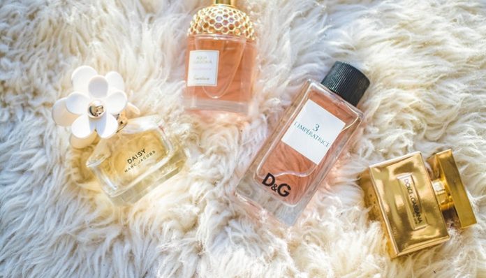 pexels-valeria-boltneva-965989 perfume-smells
