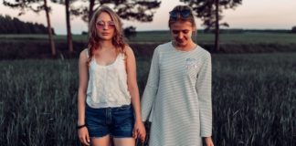 Why You Shouldn’t Hold Onto A Friendship Just Because Of Nostalgia holding hold onto friendship nostalgia