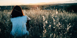 5 Things You Can Do To Distract Yourself When You Feel Lonely girl-lonely