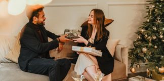 How To Get The Man You Love The Best Possible Gift woman-giving-boyfriend-gift