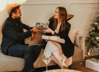 woman-giving-boyfriend-gift