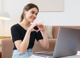 woman-virtual-first-date