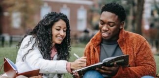 college-students-applying-fafsa