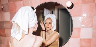 How To Choose The Perfect Makeup Selfie Light for Your Needs