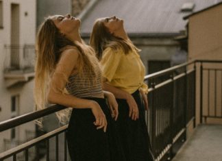 5 Warning Signs That A Friend Is Jealous Of Your Life