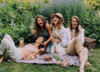 extrovert-introvert-friends