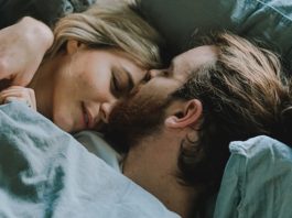 couple-sleep-erotic-dreams