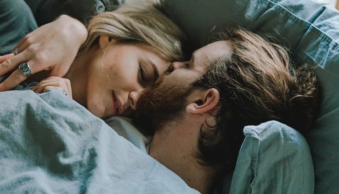 couple-sleep-erotic-dreams