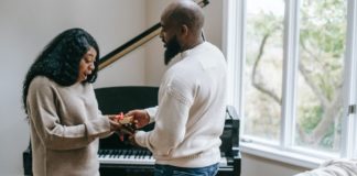 Never Go Out Of Style: The Simple Guide For Evergreen Gifts couple-giving-gifts