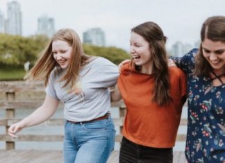 Why You Shouldn’t Put Your Relationship Before Your Friendships