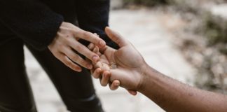 How To Let Go Of The Hurt That’s Holding You Back From Happiness woman-let-go