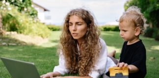 5 Amazing Side Hustles For Stay-At-Home Moms mom-working-side-hustles