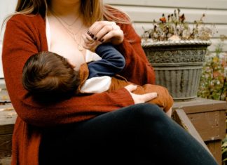 mom-breastfeeding