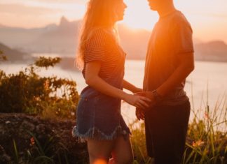 couple-romance-alive