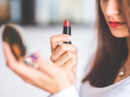 woman-applying-makeup