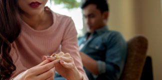 15 Divorced People Reveal The Final Fight That Ended Their Marriages Couple getting divorced wedding ring