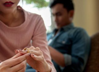 15 Divorced People Reveal The Final Fight That Ended Their Marriages Couple getting divorced wedding ring
