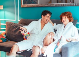 couple-watching-agentredgirl