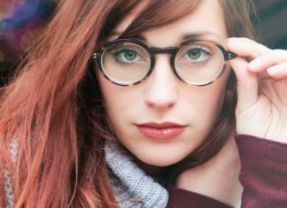woman-wearing-glasses