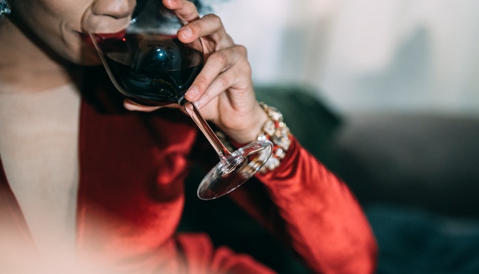 woman-drinking-red-wine