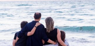 10 Sad-But-True Reasons People Cut Family Members Out Of Their Lives family-beach