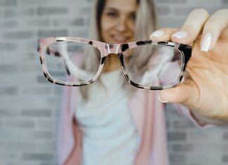 woman-seeing-Ophthalmologist