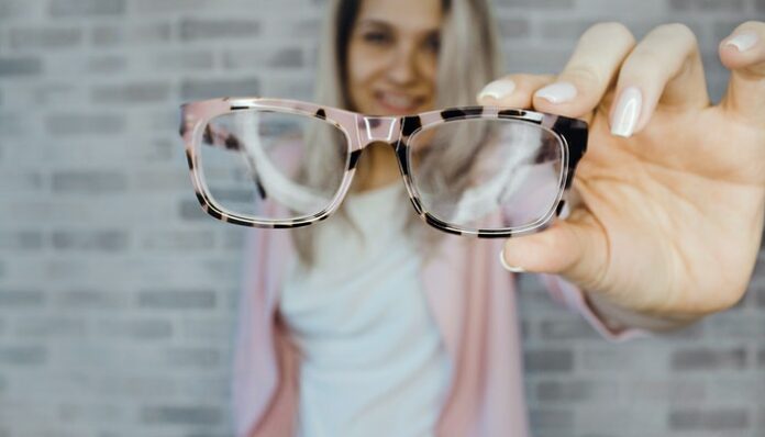 pexels-designecologist-975668 woman-seeing-Ophthalmologist
