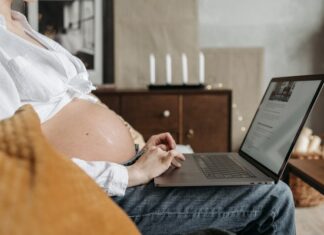 pregnant-working-woman