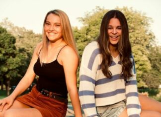 6 Ways Parents Can Communicate With Their Teenagers Better (According To Teens)