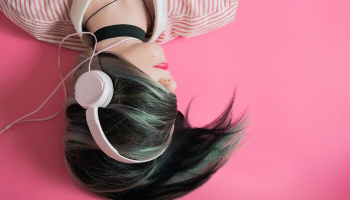 elice-moore-E--AUpYXbjM-unsplash listening-headphones