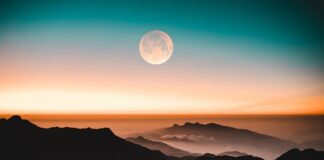 4 Fun & Easy Ways To Celebrate National Moon Day