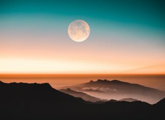 4 Fun & Easy Ways To Celebrate National Moon Day