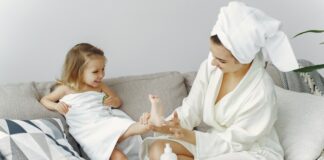 mom-children-relaxing