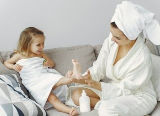 mom-children-relaxing